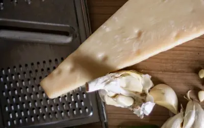 Jak wygląda ser parmezan? Odkryj jego unikalne cechy i wygląd