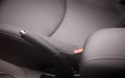Poignée du frein à main dans une voiture, prête pour le réglage.
