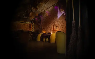 Magiczne wnętrze, jak z muzeum Harry Potter w Krakowie. Miękkie fotele, kamienne ściany i miotły czekają na czarodziejów.