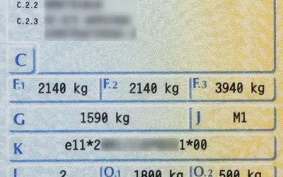 Dokument pojazdu: F.1 2140 kg, F.2 2140 kg, F.3 3940 kg. To pokazuje dodatkową masę w samochodzie.