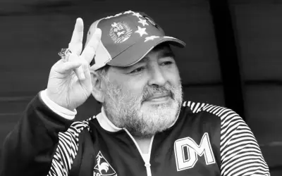 Diego Maradona, w czapce z gwiazdami, pokazuje znak pokoju. Ile lat ma Maradona? To pytanie zadaje sobie wielu fanów.