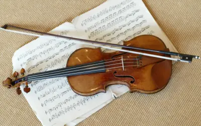 Stradivarius – ile kosztują skrzypce warte miliony? Na zdjęciu piękny instrument i nuty.