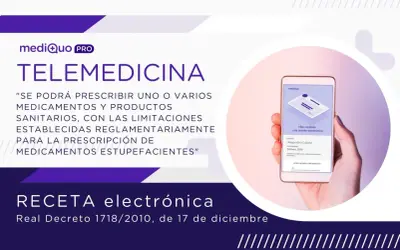 Mano sujetando un teléfono con una receta electrónica en pantalla.