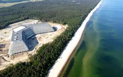 Nowy hotel Gołębiewski w Pobierowie, rozległy kompleks hotelowy tuż przy piaszczystej plaży i sosnowym lesie, wciąż w budowie.