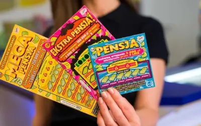 Kobieta trzyma zdrapki lotto: "Mega Pensja", "Ekstra Pensja" i "Pensja". Sprawdź zasady gry, by wygrać ekstra pensję!