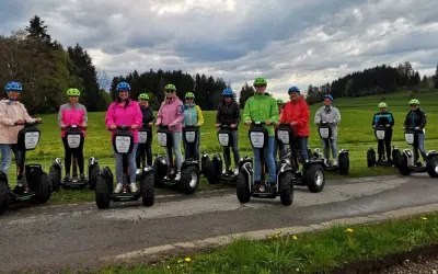 Eine Gruppe von Menschen steht auf Segways, die eine einfache Art der Fortbewegung darstellen.