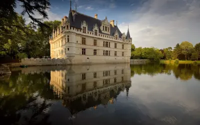 Magnifique château d'eau, parfait pour un road trip inoubliable à travers les châteaux de la Loire. Sa réflexion dans l'eau est féerique.
