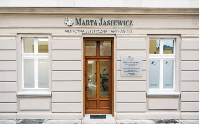 Elegancka fasada kliniki medycyny estetycznej Marta Jasiewicz z drewnianymi drzwiami i oknami.