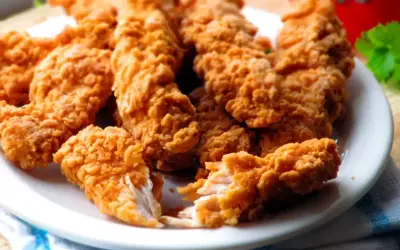 Chrupiące kawałki kurczaka w panierce jak z KFC, z oryginalnym przepisem. Idealne na przekąskę.