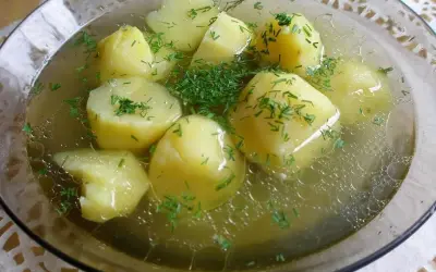 A miseczka pełna aromatycznego rosołu z ziemniakami i świeżym koperkiem. Idealny na chłodne dni.