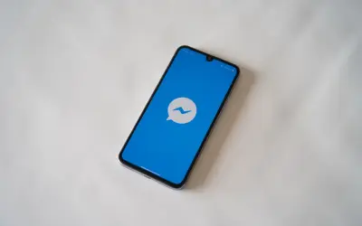 Smartfon z ikoną Messengera. Czy jeśli usunę wiadomość na Messengerze, to on to widzi?