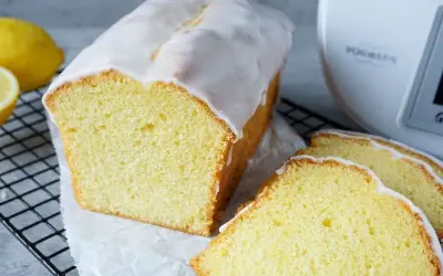 Saftiger Zitronenkuchen, frisch aus dem Thermomix, mit süßer Glasur. Perfekt für den Kaffeetisch.