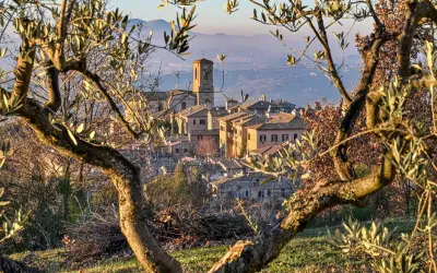 Un borgo medievale in Umbria, dove andare per un viaggio indimenticabile tra ulivi secolari e colline dolci.