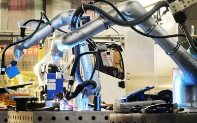 Nowoczesny cobot spawalniczy precyzyjnie łączy elementy, tworząc przyszłość produkcji.