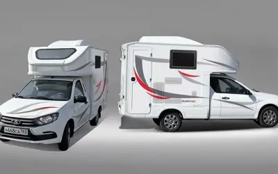 Dos autocaravanas blancas, una Lada Granta modificada, con detalles grises y rojos, listas para la aventura.