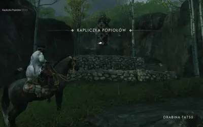 Samuraj na koniu zbliża się do Kapliczki Popiołów, ukrytej wśród drzew i skał.