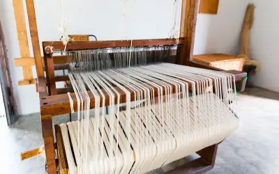 Telai in legno con fili bianchi pronti per creare tessuti come quelli del Medioevo.