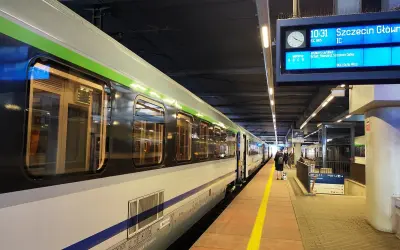 Pociąg IC EIC 1805 z Poznania do Szczecina Głównego stoi na peronie.