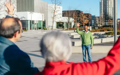 Trzech seniorów wita się na placu. To inspiracja, jak założyć klub seniora i budować społeczność.