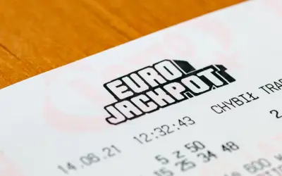 Fragment kuponu Eurojackpot z widocznym logo, datą, godziną i numerami.