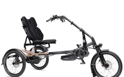 Ein schwarzes Dreirad mit Sitz und E-Motor auf weißem Hintergrund.