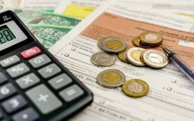 Kalkulator, monety i dokumenty podatkowe. Dowiedz się, jak sprawdzić status zwrotu podatku.