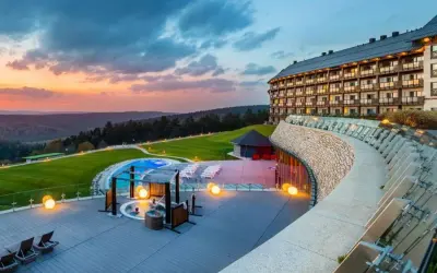 Luksusowy hotel z basenem i jacuzzi na tarasie, otoczony zielenią i górami. Idealne miejsce dla szukających najlepszych hoteli w Polsce.