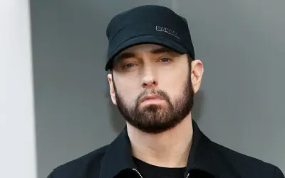 Eminem, znany z hitów jak "Lose Yourself", w czarnej czapce Kangol i z brodą.