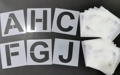 Ensemble de pochoirs pour la création pochoir personnalisé. Lettres A, F, H, G, C, J visibles.