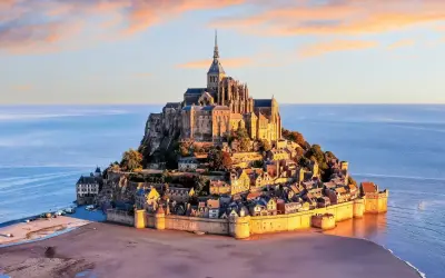 Mont Saint-Michel, jedno z najpiękniejszych miejsc we Francji, majestatycznie wznosi się z morza.
