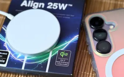Ładowarka bezprzewodowa Qi2.2 "Align 25W" obok telefonu. Czy ladowanie bezprzewodowe niszczy baterie? Ta ładowarka jest dedykowana dla Apple.