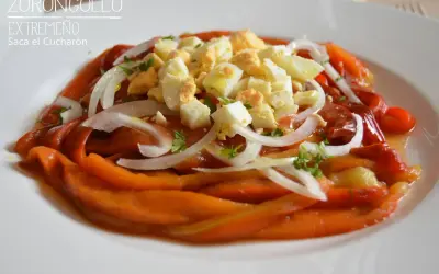 Zorongollo extremeño: pimientos asados, cebolla, huevo duro y perejil, un plato tradicional para disfrutar.