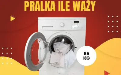 Biała pralka z otwartymi drzwiczkami i załadunkiem prania. Obok widnieje napis "65 KG", odpowiadający na pytanie, ile waży pralka.