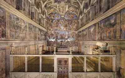Kaplica Sykstyńska z freskami Michała Anioła. Tłumy turystów mogą wpływać na sacrum tego miejsca.