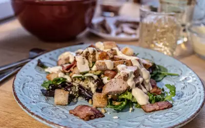 En läcker kycklingsallad med krutonger, bacon och krämig dressing. Ett perfekt kycklingsallad recept för en snabb lunch.