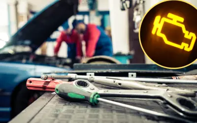 Prawda o rzekomym zakazie naprawiania aut starszych niż 20 lat w autoryzowanych serwisach. Kontrolka silnika świeci się, a mechanicy pracują nad autem.