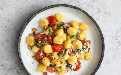 Pyszne gnocchi z pomidorkami, szałwią i orzechami. Idealny gnocchi przepis z czym podawać na obiad.