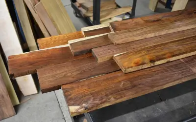 Tablas de madera de coco bolo con vetas ricas y variadas, listas para ser transformadas en bellos objetos.