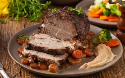Soczysta karkówka pieczona w 160°C, podana z warzywami i puree. Idealna na obiad!