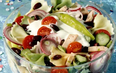 Bunter Nudelsalat mit Tomaten, Gurken, Zwiebeln, Bohnen und einem grünen Chili. Leckere schnelle Salate ohne Mayo sind perfekt für jede Gelegenheit.