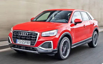 Czerwone Audi Q2 w ruchu drogowym. Sprawdź aktualną audi q2 cena i wybierz swój wymarzony model.