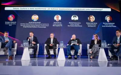 Panel dyskusyjny o budowaniu zaufania na rynku kapitałowym. Uczestnicy dzielą się swoimi historiami i doświadczeniami w erze dezinformacji.