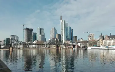 Skyline von Frankfurt am Main mit Mainbrücke und Fluss. Ein schöner Tagesausflug in Hessen.