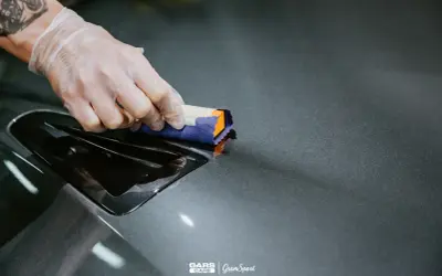 Nakładanie powłoki ceramicznej na auto to inwestycja w jego wygląd i ochronę. Ceramika daje lakierowi głębię koloru i połysk.