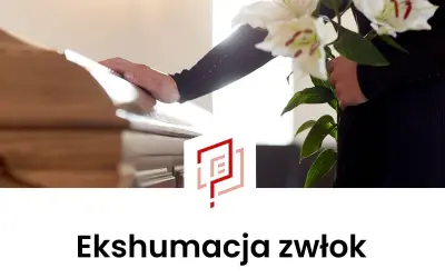 Dłoń na trumnie, bukiet lilii obok. Symboliczne ujęcie przed ekshumacją zwłok.