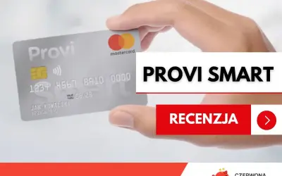 Dłoń trzyma srebrną kartę Provi Smart. Obok widnieje napis "RECENZJA", sugerujący analizę tej karty kredytowej.