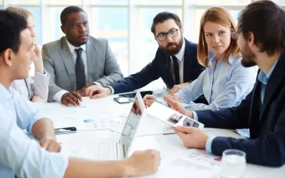 Zespół dyskutuje o wynikach. Pytanie "absolutorium co to" pojawia się w kontekście analizy danych.