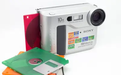 Kiedy wymyślono aparat, takie jak ten Sony FD Mavica, zdjęcia zapisywano na dyskietkach.