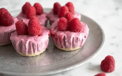 Små rosa bakelser med hallon på, perfekta att baka utan ugn.