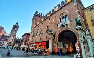 Piazza Castello a Ferrara, con il Castello Estense e la torre dell'Orologio. Perfetto per scoprire cosa vedere a Ferrara e dintorni in 3 giorni.
